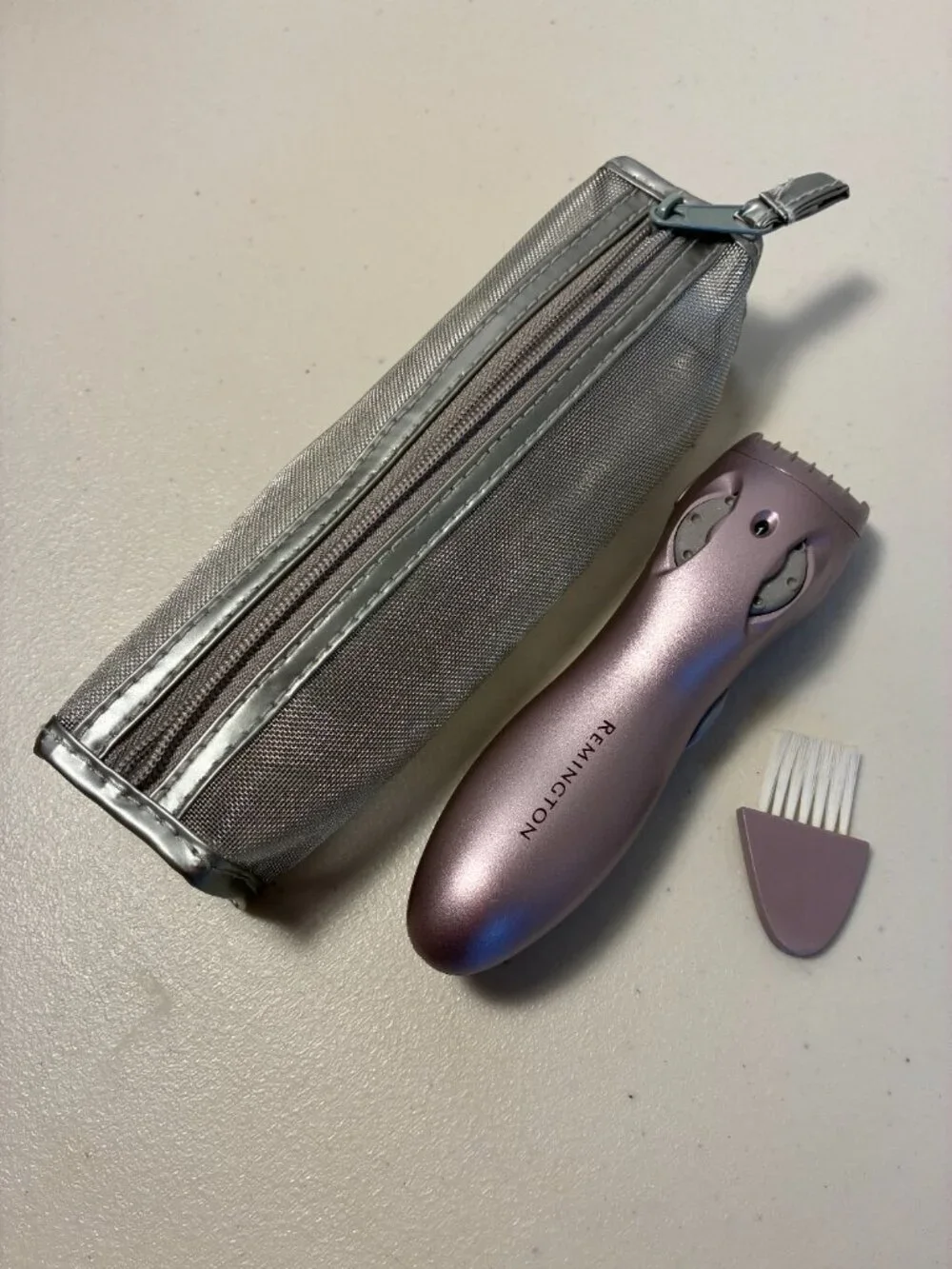 Remington BKT-1000 Trim & Shape Bikini Trimmer Brush Zip Pouch Batteries-Works